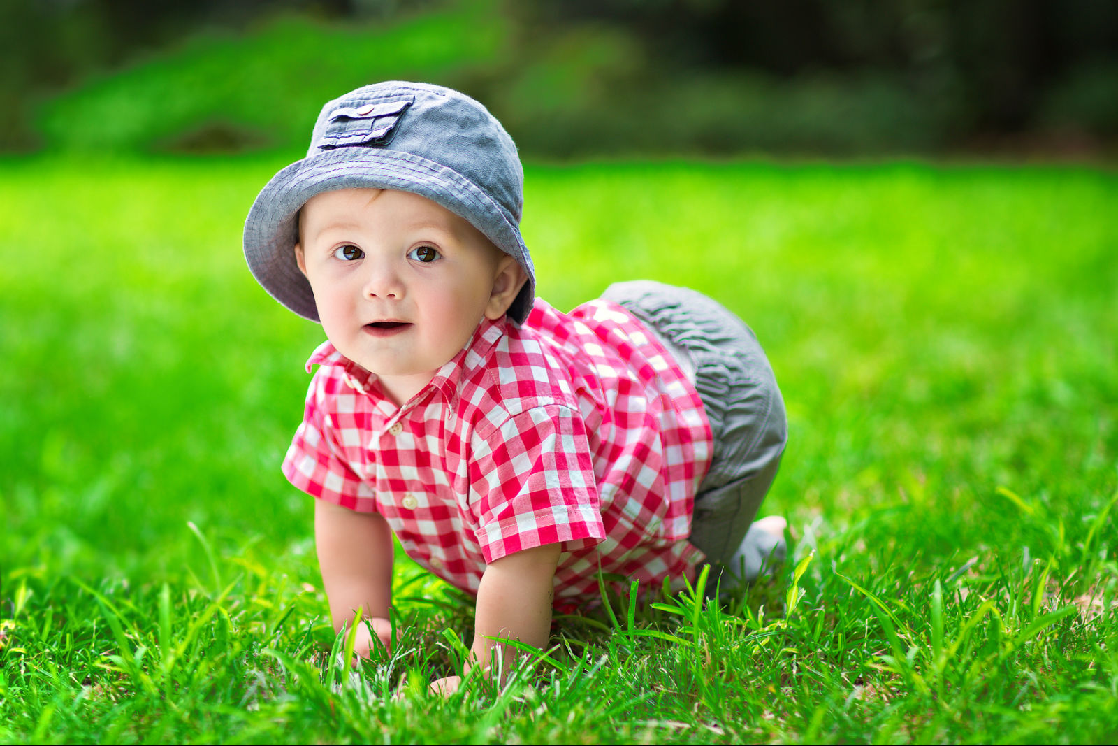 Фотосессия ребенка летом на лужайке