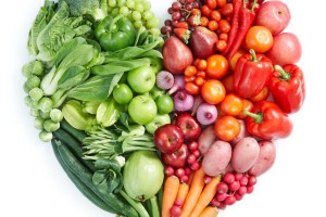 Frutas y verduras en forma de corazón, las verdes en la izquierda, rojas en la derecha