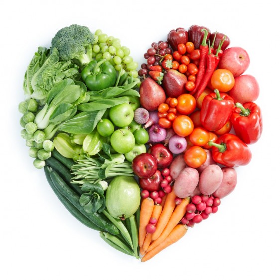 Frutas y verduras en forma de corazón, las verdes en la izquierda, rojas en la derecha