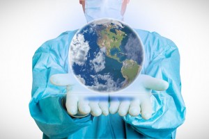 Médico sostiene con sus manos un mundo