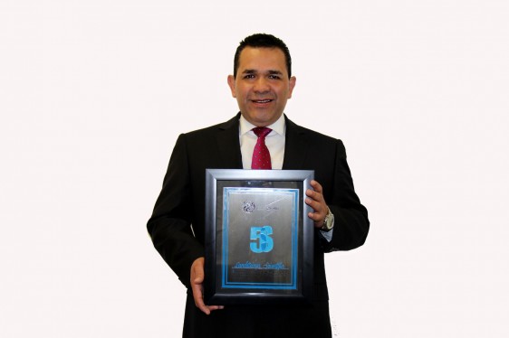 Luis Arturo Castillo Troncoso sostiene en sus manos cuadro con certificado 5s