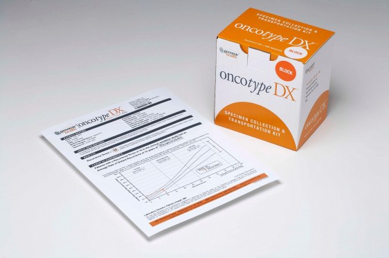 Caja con ilustración de esferas naranjas y el texto Oncotype DX al lado de un documento