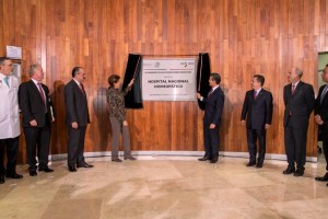 Enrique Peña Nieto y Mercedes Juan revelan placa inagural del Hospital Nacional Homeopático