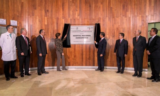 Enrique Peña Nieto y Mercedes Juan revelan placa inagural del Hospital Nacional Homeopático