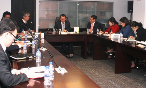 Funcionarios de COFEPRIS y delegación sanitaria de alto nivel de Seúl  sentados en una mesa en forma de herradura