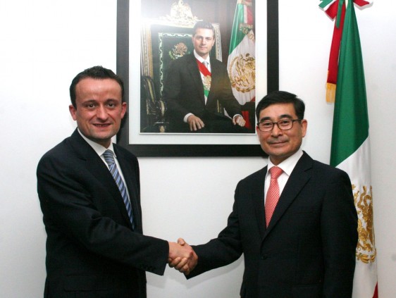 De izquierda a derecha Mikel Arriola y Choi Younghyun al fondo retratp del Presidente Enrique Peña Nieto