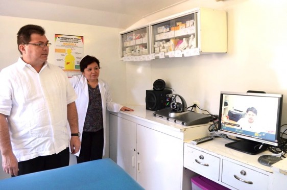 En la izquierda Jorge Eduardo Mendoza Mézquita junto con una doctora y en la derecha una pantalla con una videoconferencia con un médico