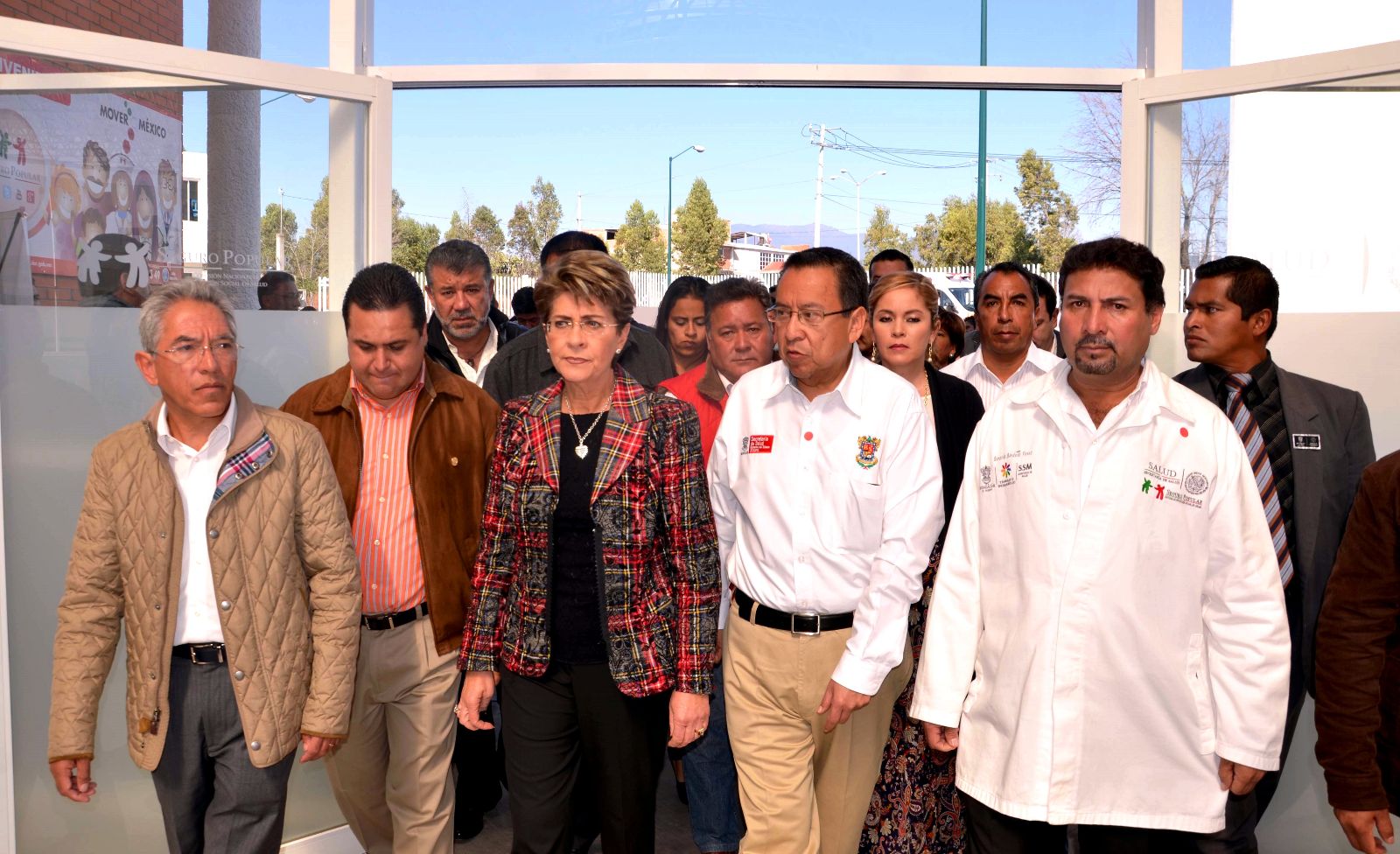 Funcionario entrando a instalaciones del Hospital General de Ciudad Hidalgo, Michoacán