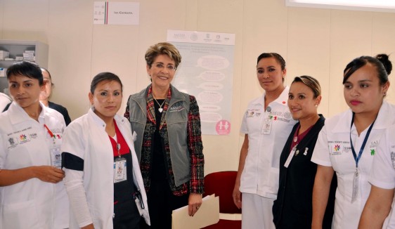 Grupo de enfermeras con Mercedes Juan en una sala de espera