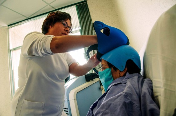 Especialista coloca gorra Dignicap en la canez de una paciente
