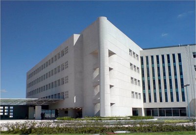 Fachada principal del edificio del Centro Médico “Lic. Adolfo López Mateos”