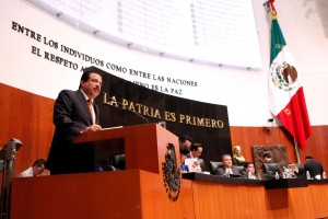 Eviel Pérez Magaña en el podium delSenado de la República Mexicana