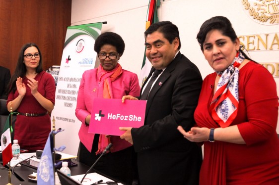 Phumzile Mlambo-Ngcuka, Miguel Barbosa Huerta sosteniendo un letrero rosa con el texto "HeForShe" y Diva Hadamira Gastélum Bajo