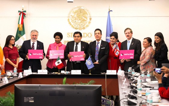 Senadores y fincionarios sostienen en sus manos letrero rosa con la frase HeForShe