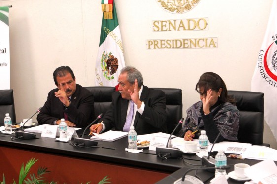 De izquierda a derecha Eviel Peréz Magaña, Fidel Demédicis Hidalgo y Luisa Maria Calderón