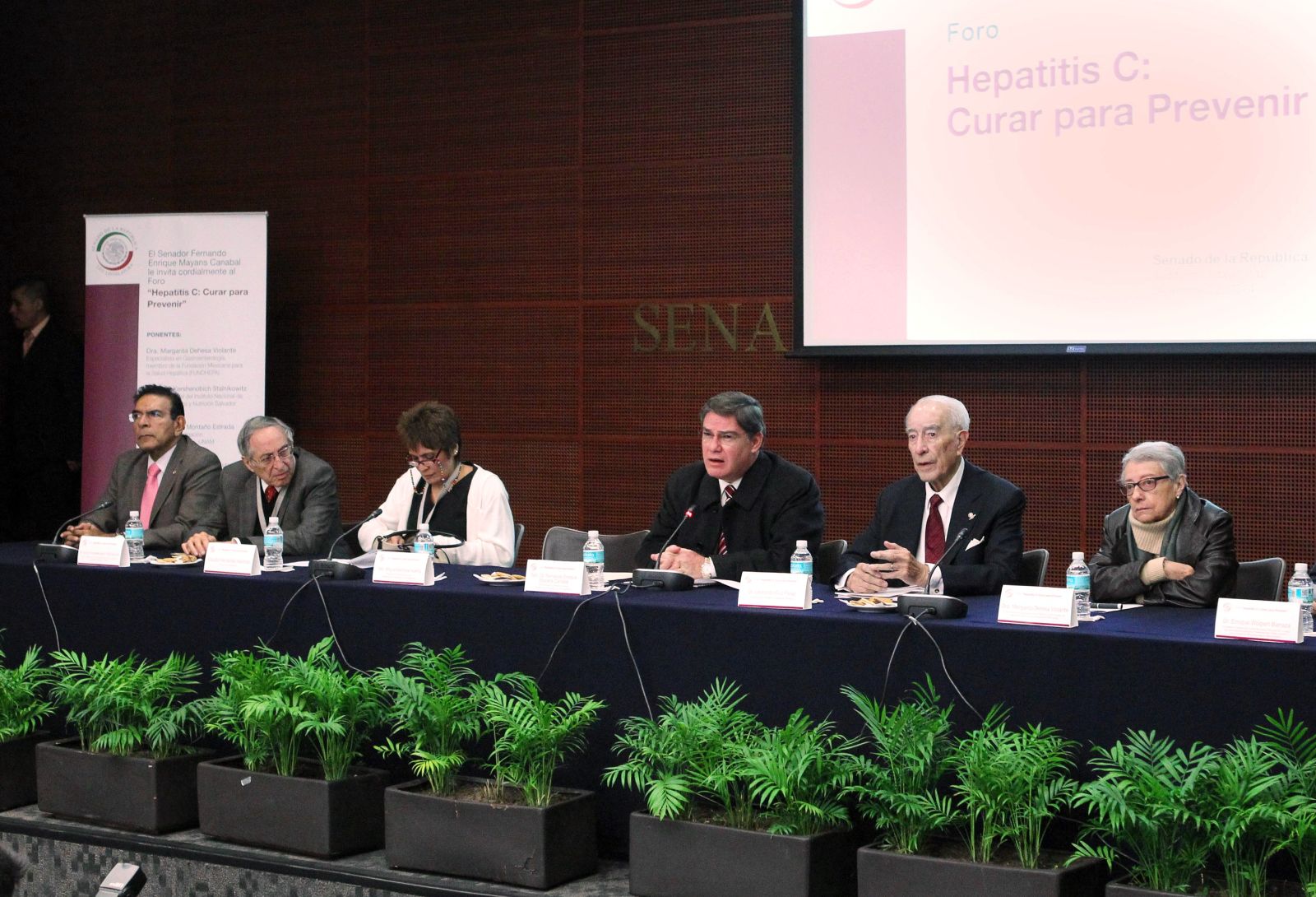 Fernando Mayans Canabal con ponentes en el foro “Hepatitis C: curar para prevenir”