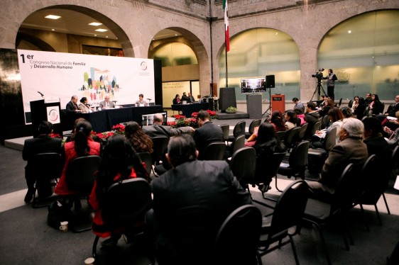 Salón con personas sentadas en un foro con el letrero "Primer Congreso Nacional de Familia y Desarrollo Humano"