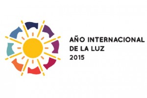 Ilustración de un sol rodeado de banderas de colores con el texto "Año Internacional de la Luz 2015"