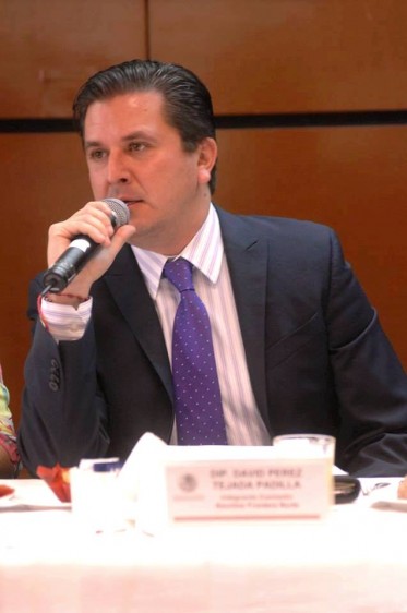 David Pérez Tejada Padilla con un microfono