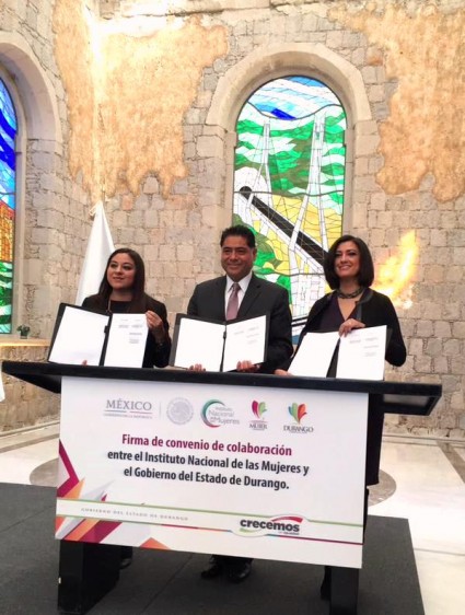 De izquierda a derecha Fátima González Huizar,  Lorena Cruz Sánchez y Jorge Herrera Caldera mostrando un documento