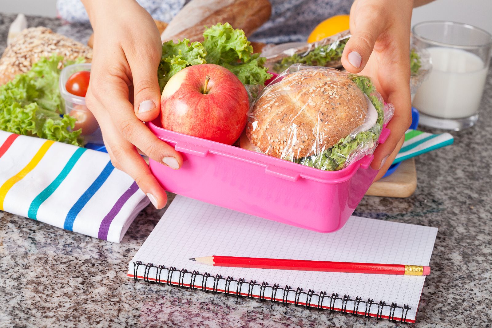 Un almuerzo en una mesa con libros de la escuela