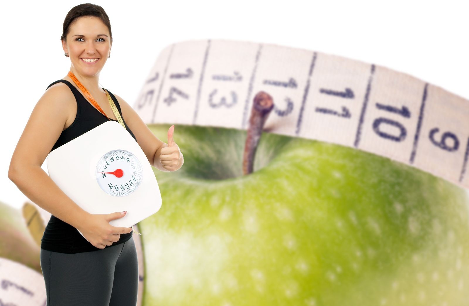 Mujer sosteniendo una bascula al fondo una manzana con cinta métrica
