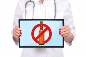 Doctora mostrando pantalla con signo de prohibido tomar
