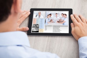 Médico observando una pantalla de computadora tablet