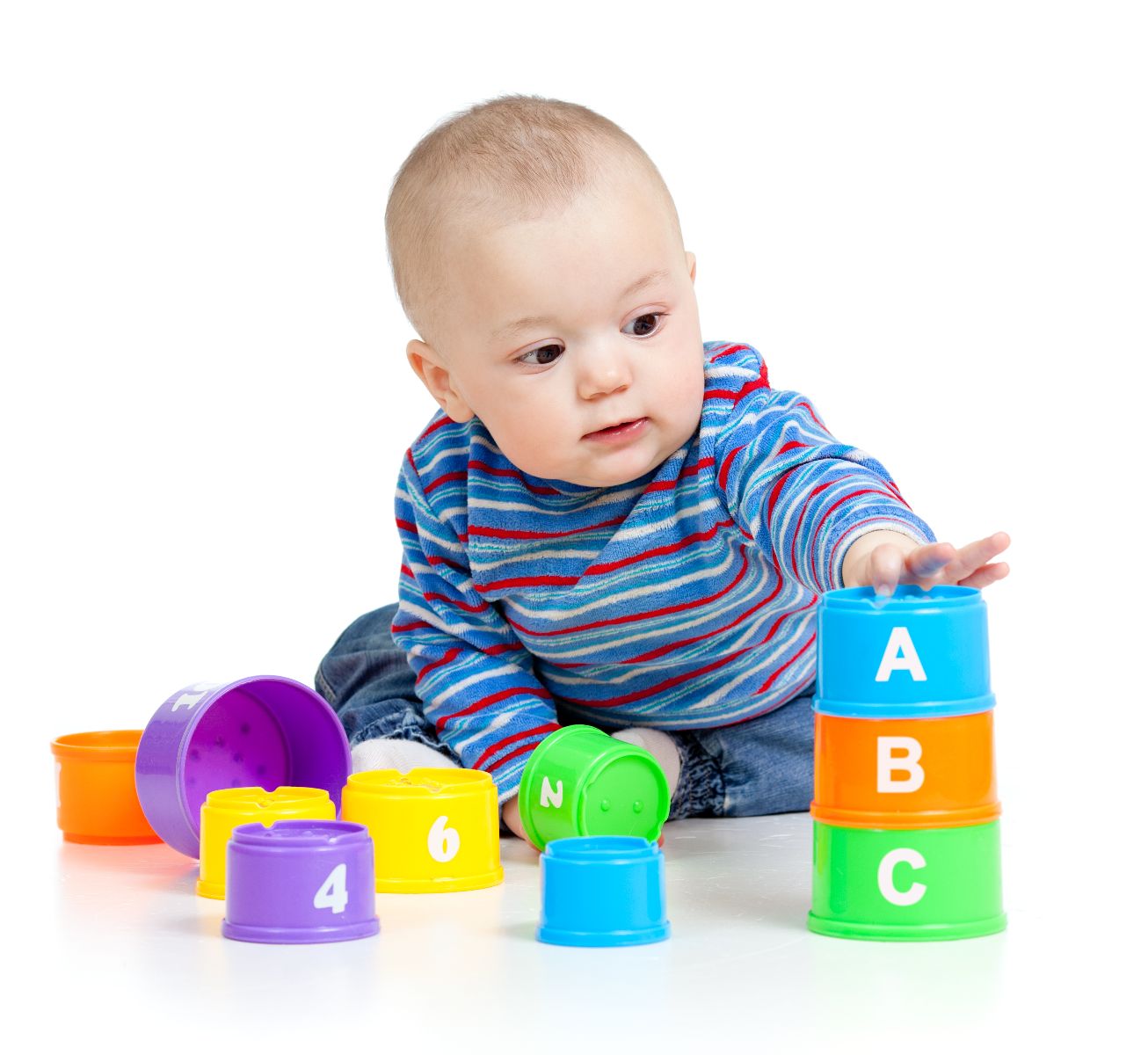 Bebé jugando con juguetes educativos