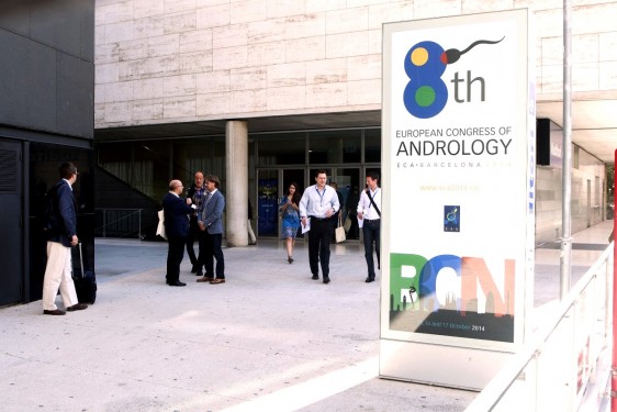 Entrada a un edificio con el cártel del Octavo Congreso de la Academia Europea de Andrología