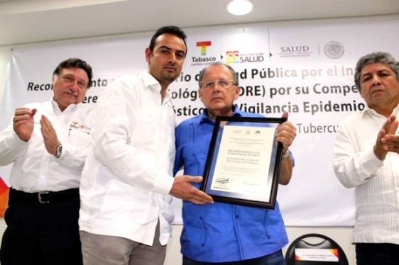 José Alberto Díaz Quiñonez entrega un documento enmarcado a Juan Antonio Filigrana Castro