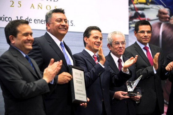 Ejecutivos de Baxter al lado del Presidente Enrique Peña Nieto