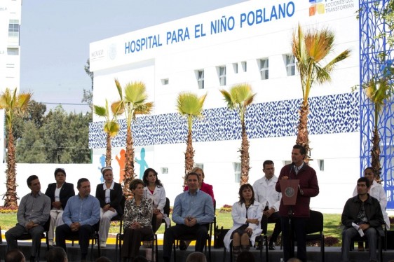 Enrique Peña Nieto con funcionarios dando un discurso