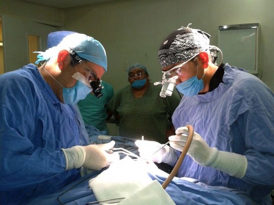 Cirijanos trabajando en un quirofano
