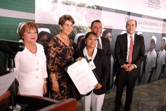 Mercedes Juan entrega un reconocimiento a una enfermea