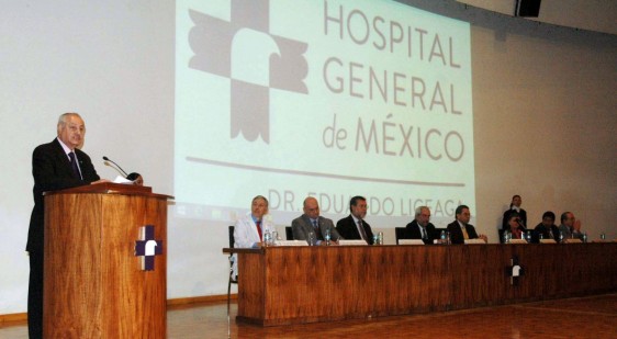 César Athié Gutiérrez dando discurso en la firma del convenio de colaboración en medicina tropical