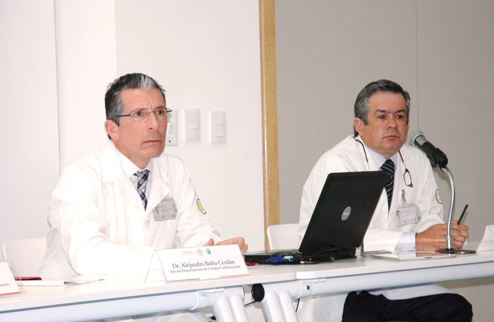 De izquierda a derecha Alejandro Bolio Cerdán y Julio Erdmenger en conferencia de presna en el Hospital Infantil de México “Federico Gómez”