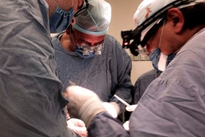 Cirujanos en una operación