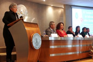 María Dolores Osorio Piña exponiendo los trabajos de la “XX Semana Nacional de Información Compartiendo Esfuerzos”.