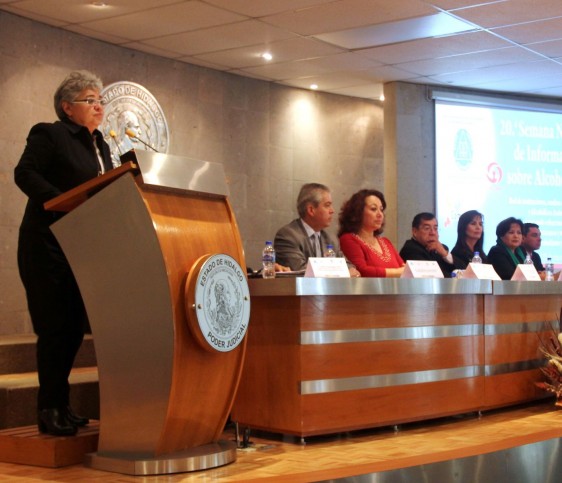 María Dolores Osorio Piña exponiendo los trabajos de la “XX Semana Nacional de Información Compartiendo Esfuerzos”.