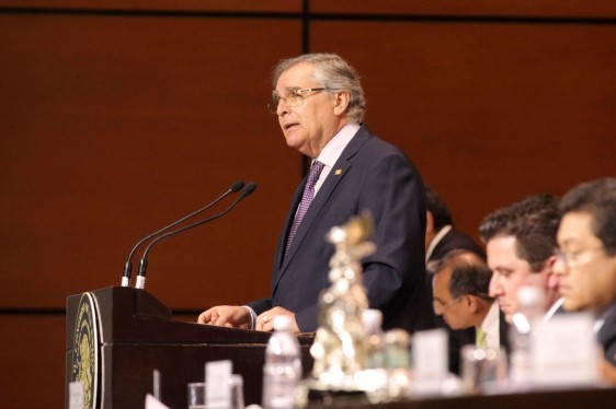 Miguel Romo Medina en el podium de la Comisión Permanente del Congreso de la Unión