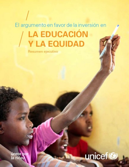 Portada con un niño levantando la mano con un lápiz y el texto "El argumento en favor de la inversión en la educación y la equidad"