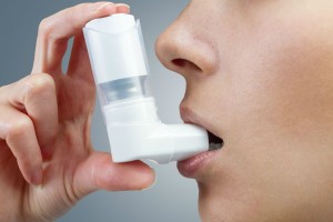 Mujer utilizando un inhalador blanco