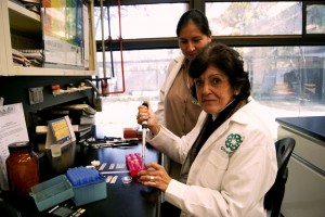 Isaura Meza en un laboratorio con una estudiante