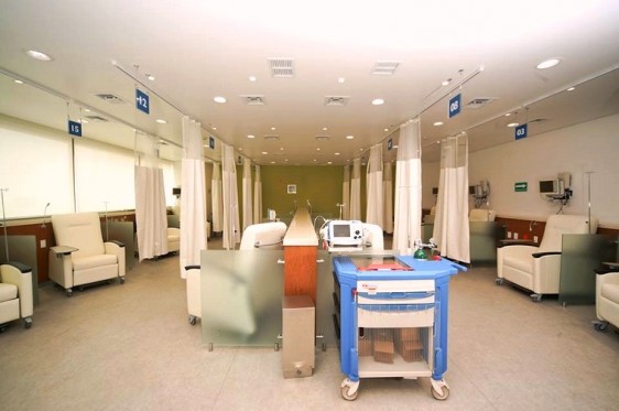 Sala de atención con equipos médicos y lasientos