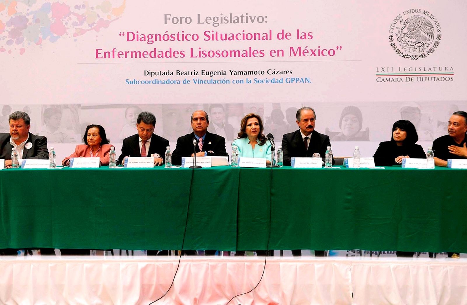 Diputados en mesa de trabajo al fondo un letrero foro “Diagnóstico situacional de las enfermedades lisosomales en México”