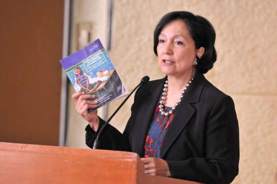 Amalia Dolores García Medina sostiene en su mano el libro “Mujeres que transitan en los márgenes de un mundo global”