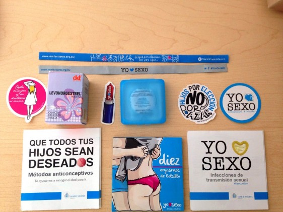 Productos promocionales, preservativos e información para prevenir  las Infecciones de Transmisión Sexual (ITS) y embarazos no planificados