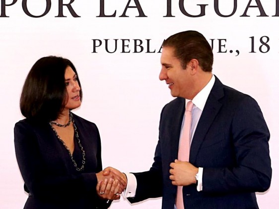 De izquierda a derecha Lorena Cruz Sánchez y Rafael Moreno Valle  dandose la mano
