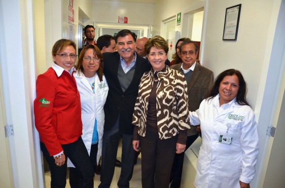 Mercedes Juan y Mariano González Zarur rodeados del personal un hospital